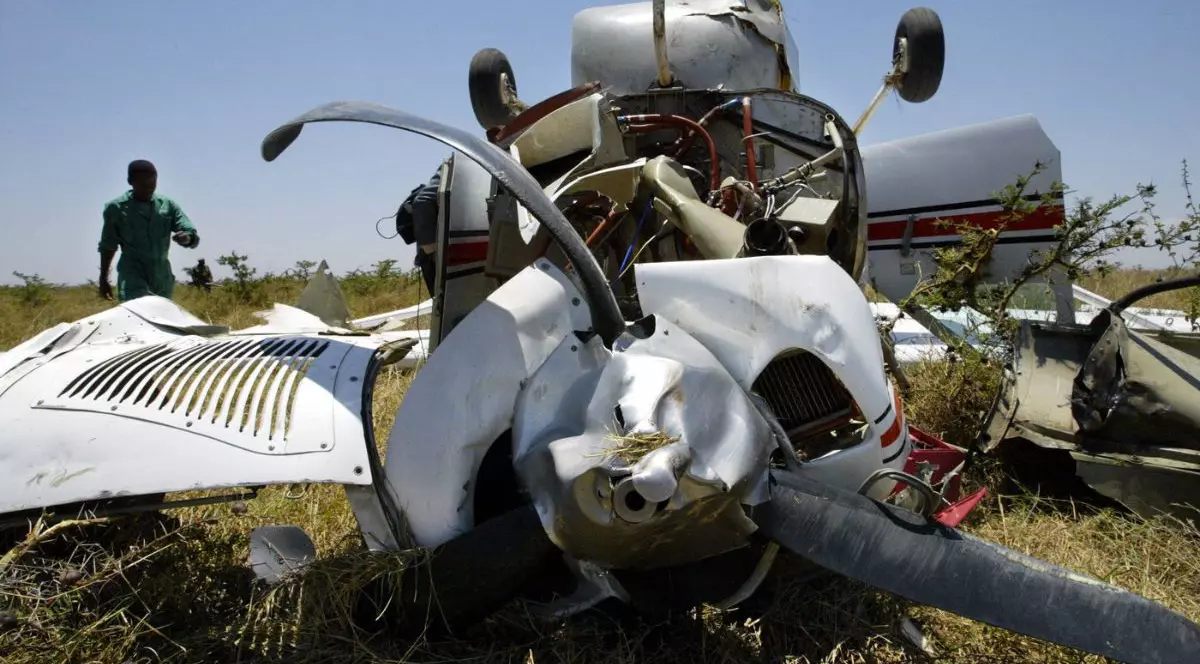 rămășițele unui avion militar de tip Cessna C-208B, prăbușit în Nairobi, octombrie 2003