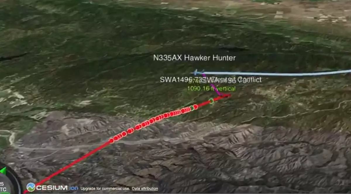 Traiectoriile a două avioane care erau pe cale să se ciocnească, într-o simulare video