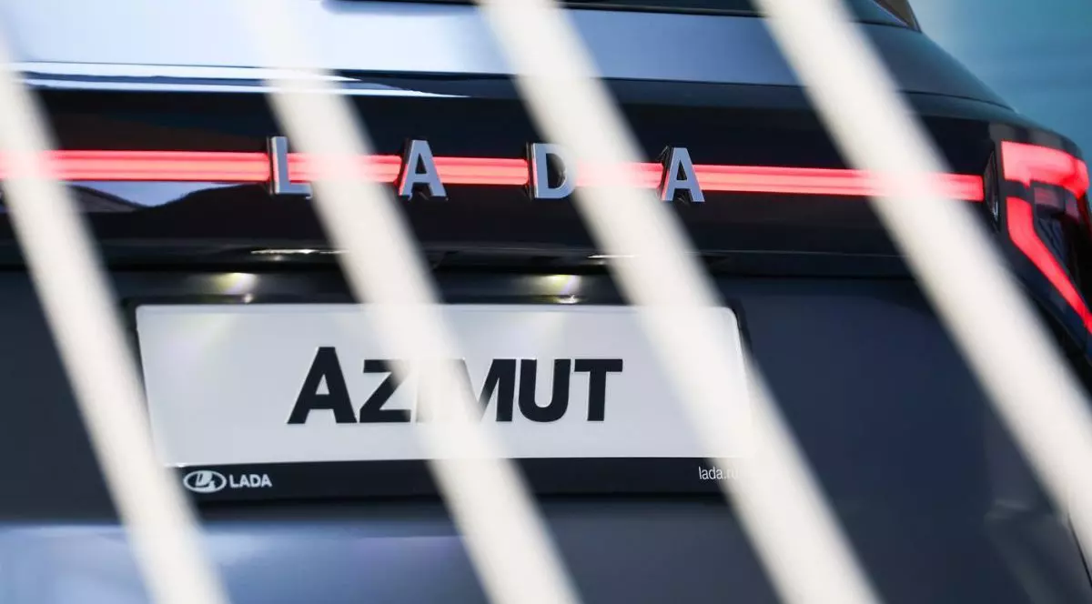 O mașină Lada Azimut expusă la cel de-al 28-lea Forum Economic Internațional de la Sankt Petersburg, la Centrul de Convenții și Expoziții Expoforum, Rusia, 20 iunie 2025