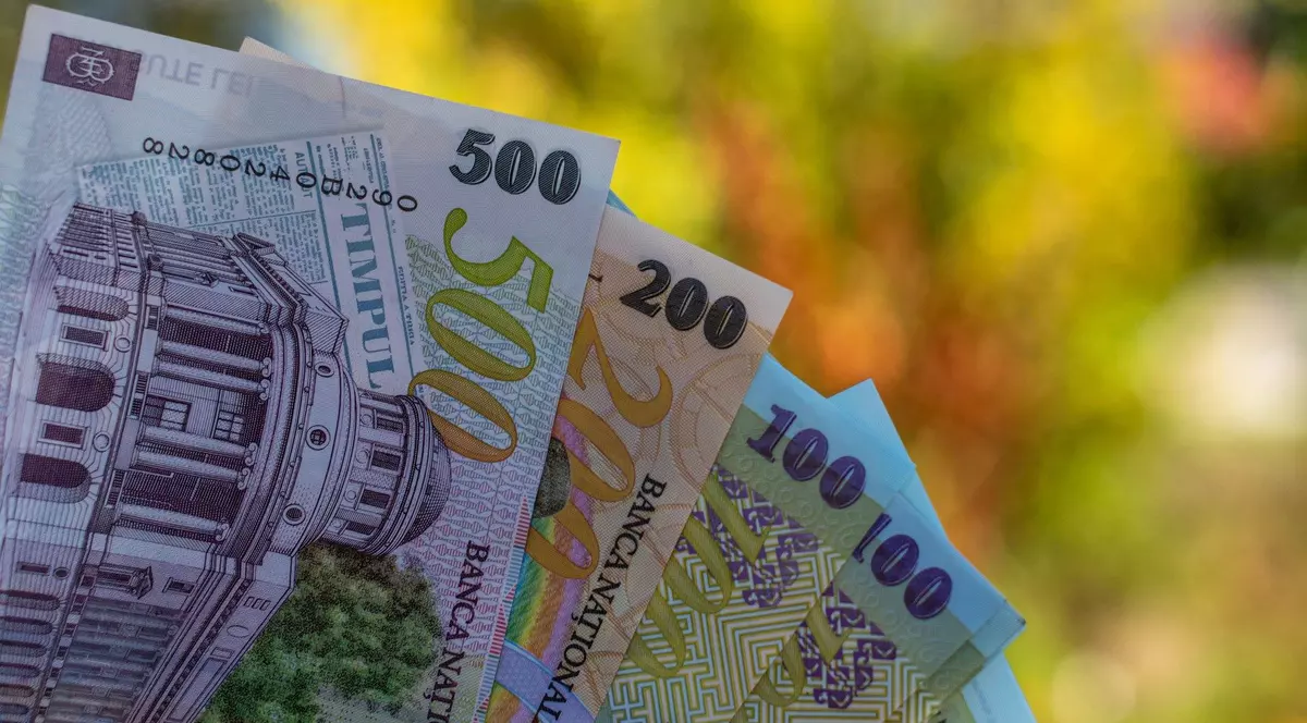 Imagine cu bancnote de 500, 200 și 100 de lei ținute în formă de evantai