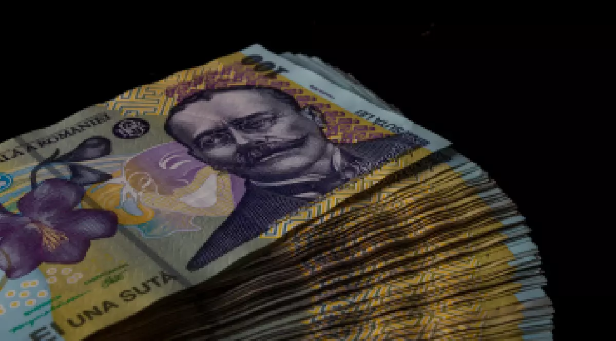 mai multe bancnote de 100 de lei