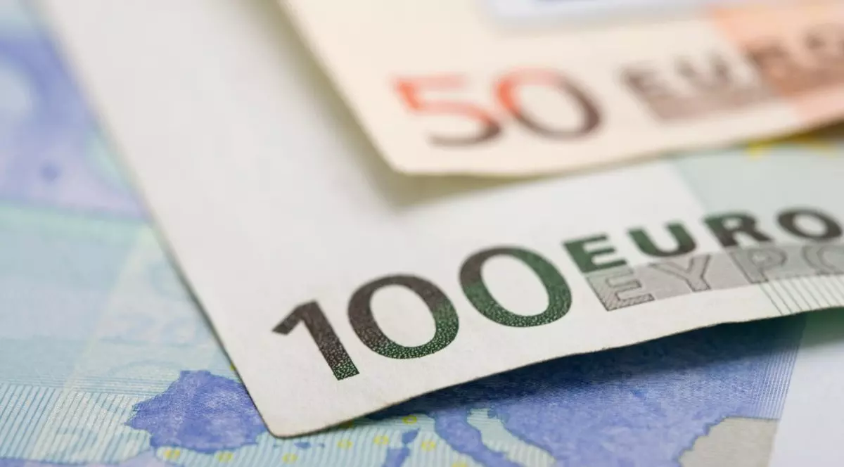 O bancnotă de 100 de euro și una de 50 de euro