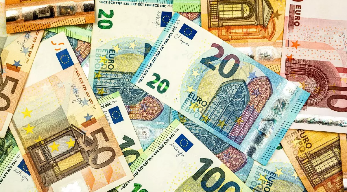 Bancnote euro colorate în fundal