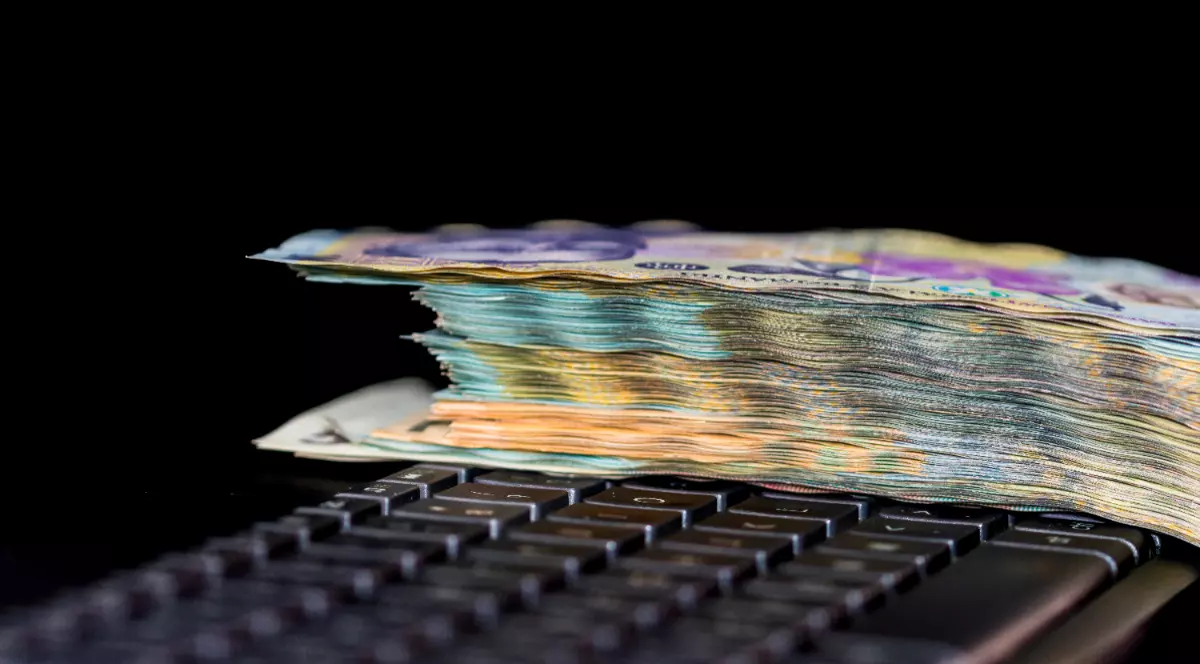Bancnote așezate unele peste altele pe o tastatură
