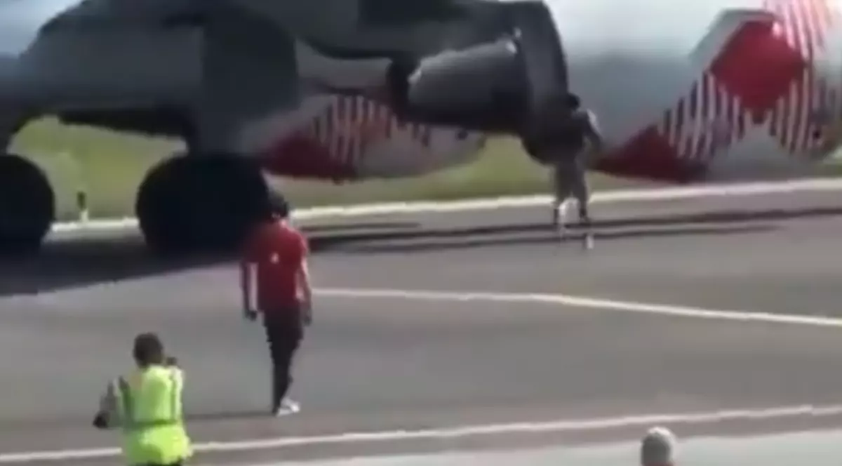 Bărbatul care se îndreaptă către motorul unui avion, pe aeroportul din Bergamo