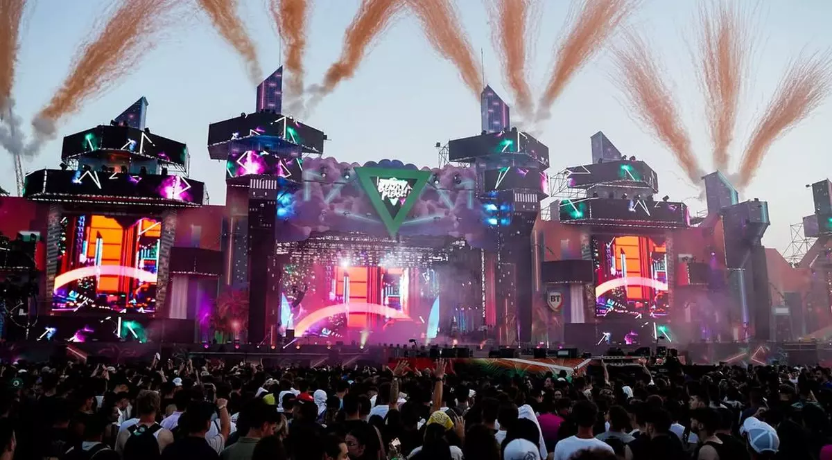 Scena de la „Beach, Please! 2025”, festival organizat în Costinești, pe litoralul românesc | Foto: Instagram @beachplease
