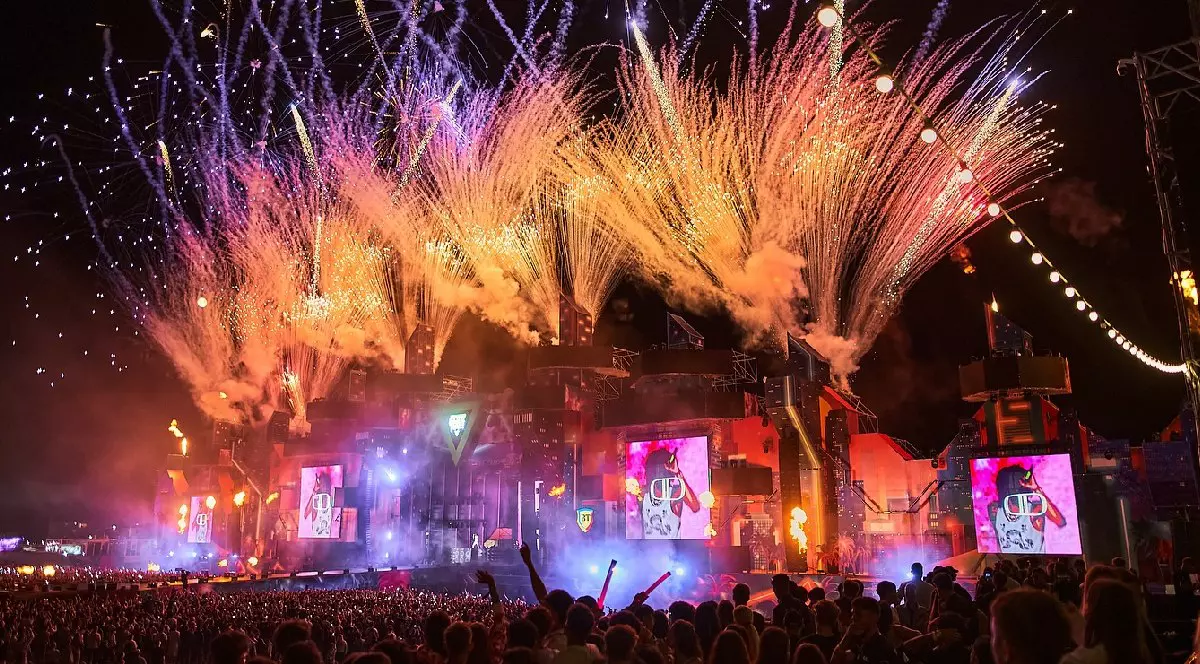 scena festivalului Beach Please 2025, luminată de artificii - iulie 2025