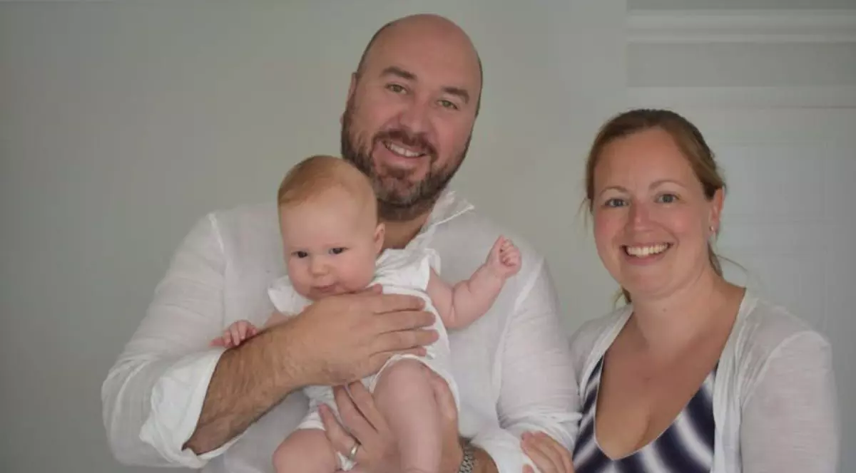 În imagine, Ben Trotman, un bărbat cu glioblastom care trăiește de 3 ani fără tumoare după un tratament revoluționar cu imunoterapie, alături se sotia si fiica sa. 2025