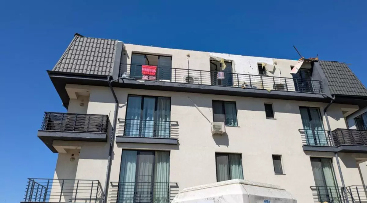 clădire rezidențială albă, fără acoperiș