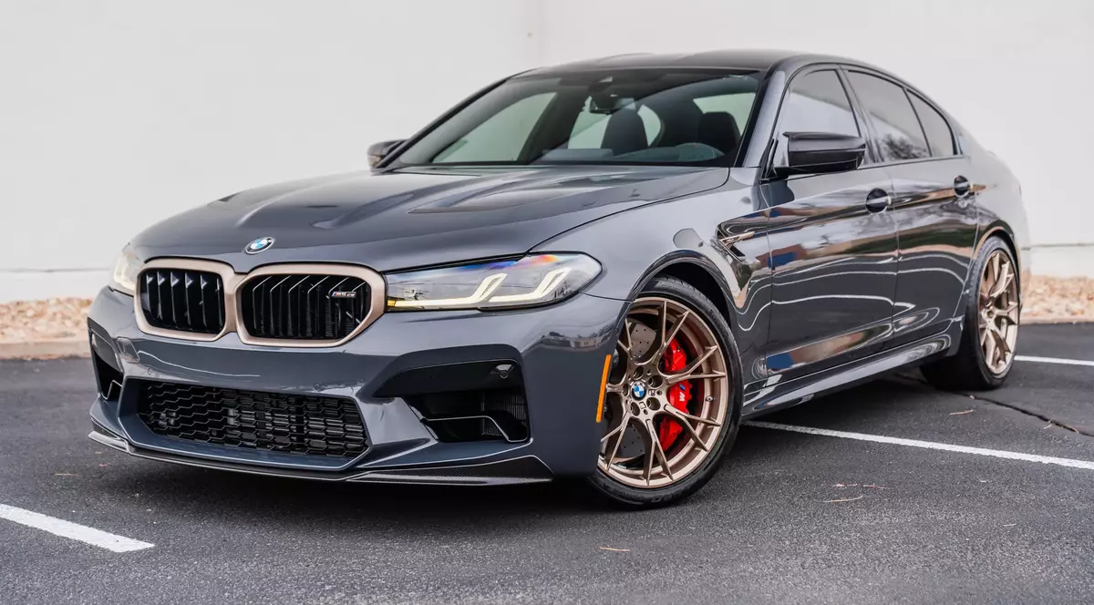 Mașină BMW CS, gri, într-o parcare