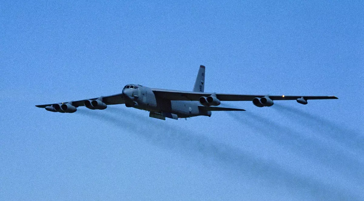 Imagine cu un bombardier B-52 zburând