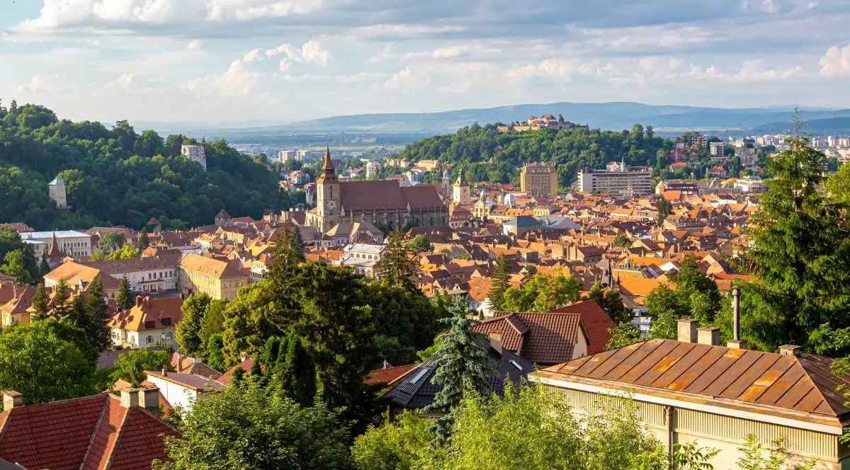Centrul orașului Brașov și Biserica Neagră văzute de sus, în timpul primăverii