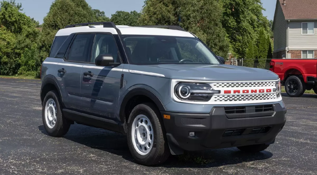 SUV-ul Ford Bronco Sport Heritage 4X4 expus la un dealer. Ford oferă modelul Bronco cu un motor EcoBoost de 1,5 litri.