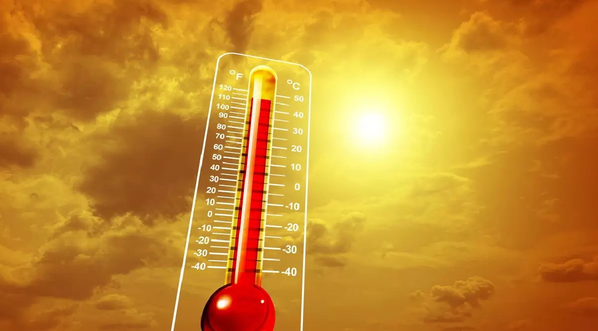 Val de căldură extremă și caniculă intensă, cu temperaturi ridicate și soare arzător, reprezentate de un termometru în creștere și un climat cald.