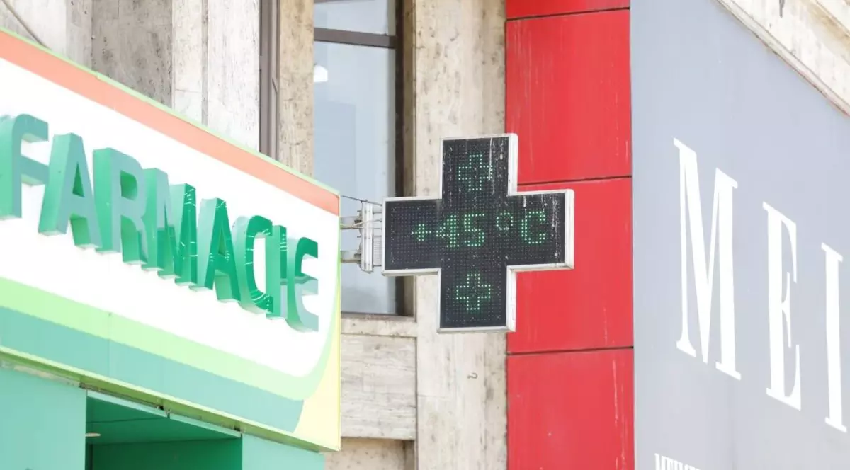 O stație de termometru, de la firma unei farmacii, arată că sunt 45 de grade Celsius, sâmbătă, 26 iulie 2025, în București