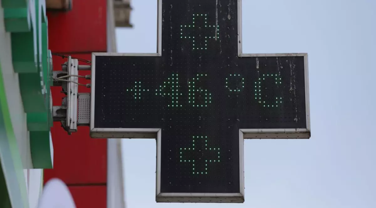 Un termometru din București arată că sunt 46 de grade Celsius, sâmbătă, 26 iulie 2025