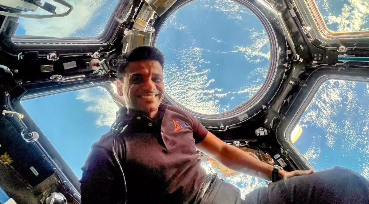 Căpitanul de grup Shubhanshu Shukla se bucură de o priveliște panoramică uimitoare a Pământului din modulul cupolă cu 7 ferestre de la bordul Stației Spațiale Internaționale, iulie 2025