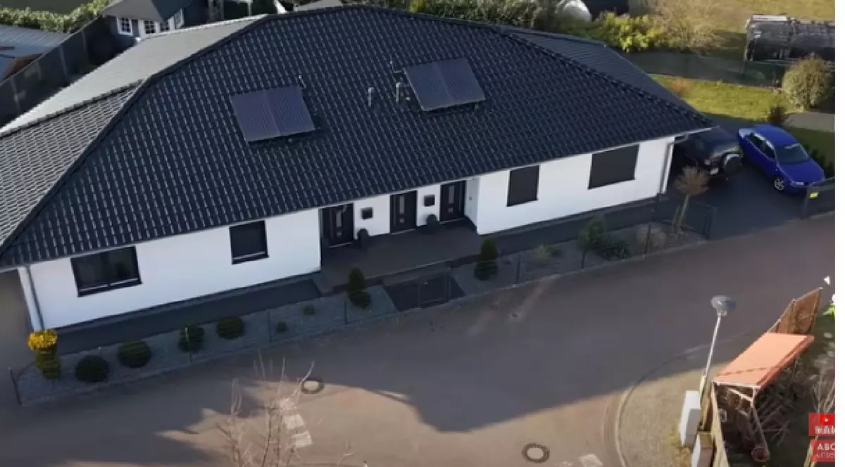 O familie cu 2 copii și bunicii riscă să rămână fără casa cu 3,19 metri mai lată: „Au decis că trebuie să demolăm” | VIDEO