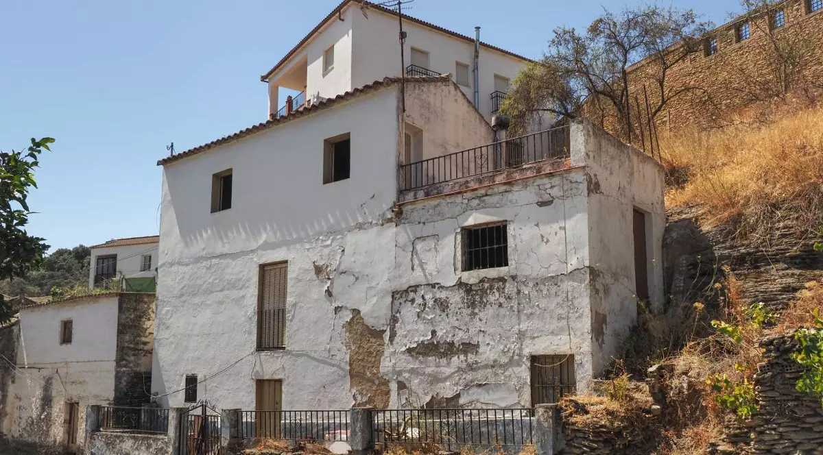 Casa veche din Spania, abandonată se vede că are tencuiala căzută