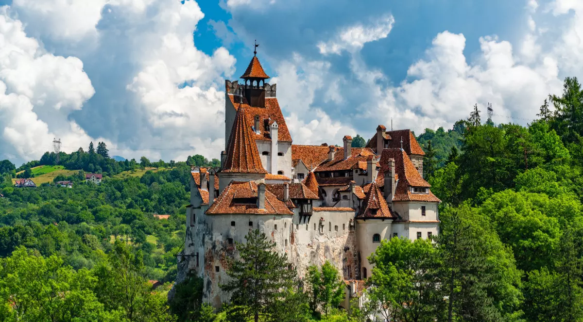 Castelul Bran, cunoscut sub numele de Castelul lui Dracula