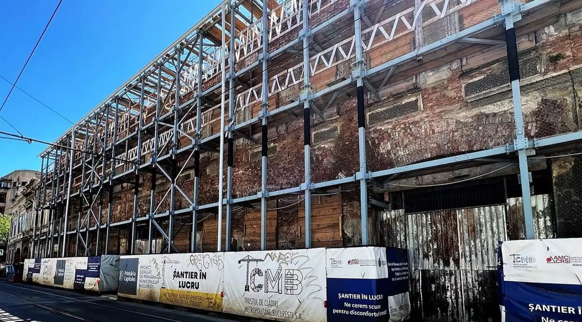 Hanul Solacolu a fost construit de frații Solacolu în 1859 și a fost prima fabrică de paste făinoase din București. Așa arată după punerea în siguranță