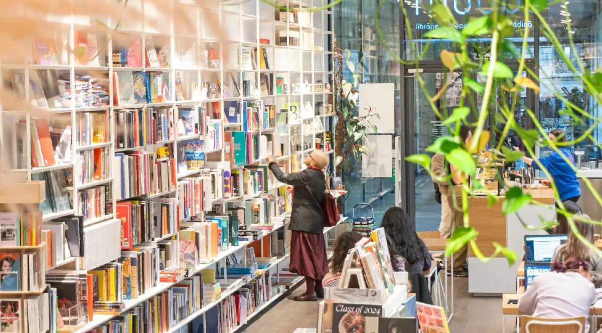 Randare librarie Carturesti - O femeie se intinde sa ia o carte de pe un raft
