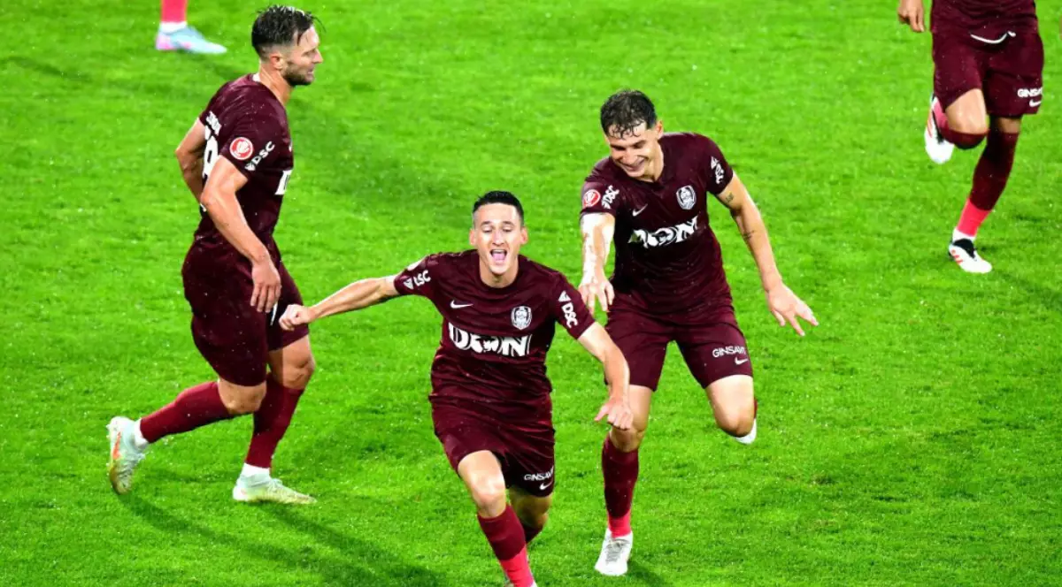 Jucători din echipa CFR Cluj pe terenul de fotbal