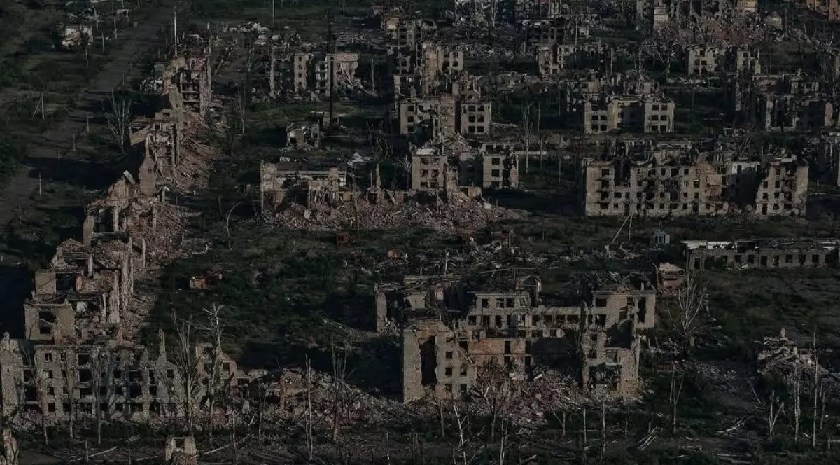 Orașul Chasiv Yar, din Ucraina. după bombardamente. in imagine se vad numai ruine gri