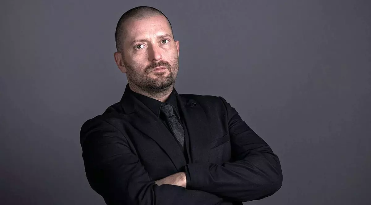 Cheloo este numele de scenă al lui Cătălin Ștefan Ion, celebrul solist al trupei de hip-hop Paraziții