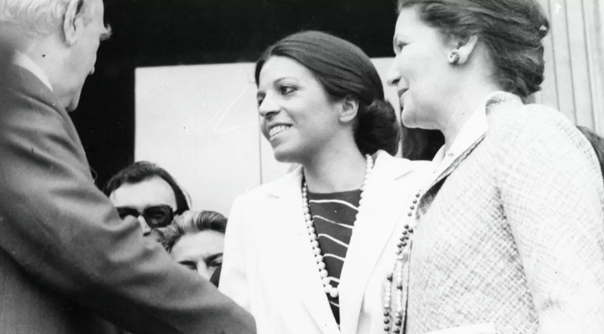 Imagine alb negru cu Christina Onassis in cadrul unei intalniri, 1960