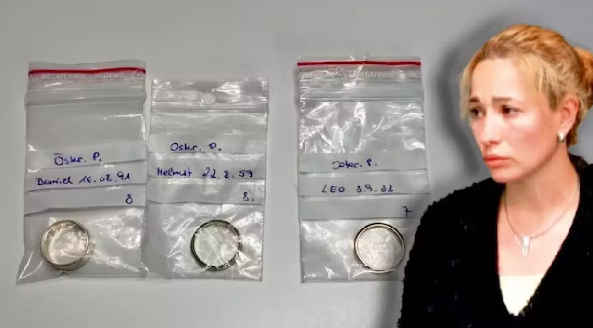 verighete în pungute de plastic transparente, în dreapta, „ghicitoarea” Mariana îmbrăcată în negru