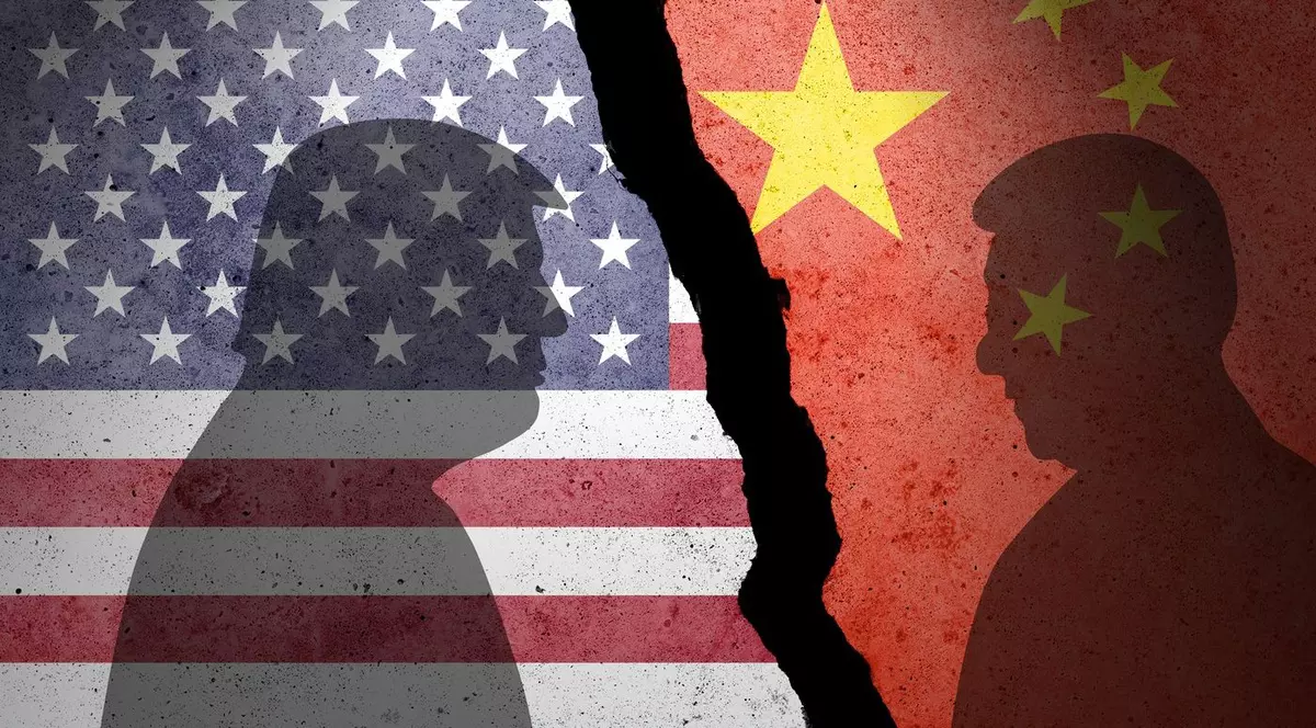 Colaj cu siluetele lui Xi Jinping (stânga) și Donald Trump (dreapta), peste steagul Chinei, respectiv al SUA Foto: Profimedia