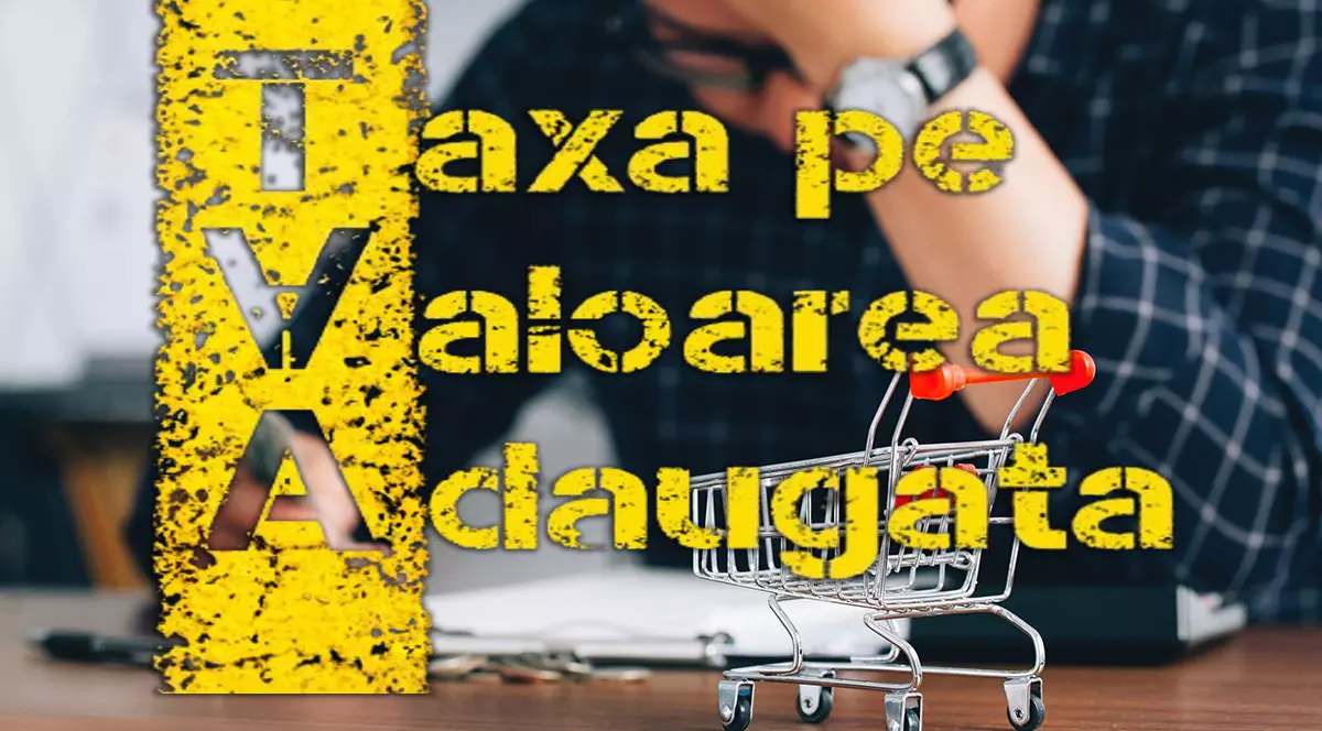 Bărbat care își ține fruntea în timp ce are dureri de cap din cauza prețurilor mai mari la alimente cauzate de inflație. Creșterea prețurilor la alimente și magazine alimentare și conceptul de bunuri de larg consum de zi cu zi. Problema inflației