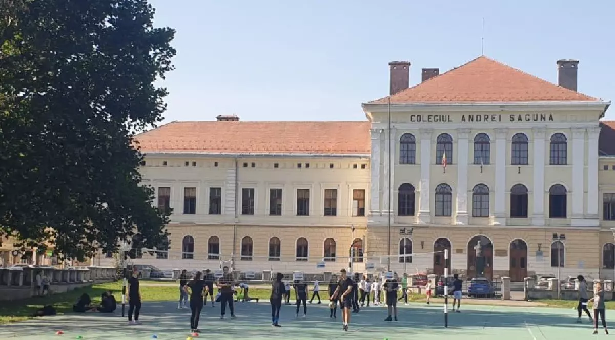 Elevi în curtea Colegiul Național Andrei Șaguna din Brașov