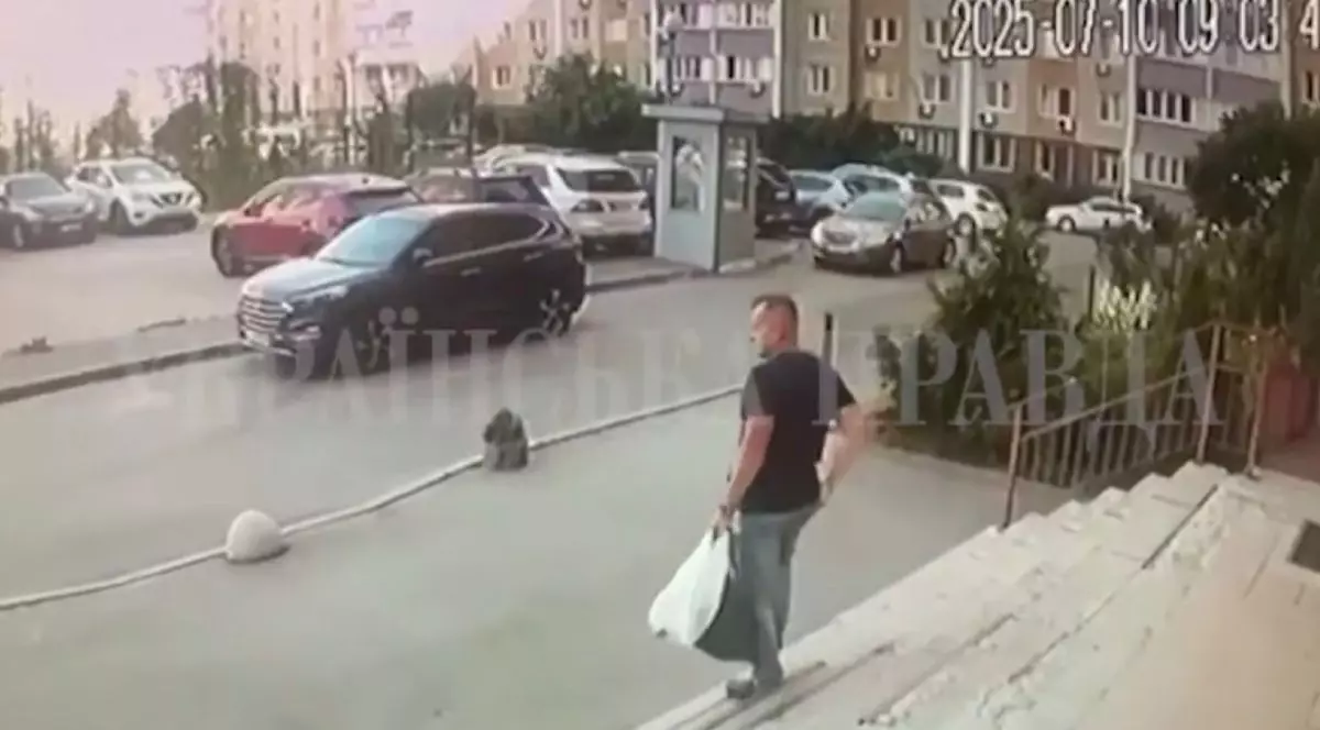 Captura video din momentul in care colonelul SBU Ivan Voronych, acuzat de mai multe atacuri de sabotaj în Rusia, a fost împușcat mortal. In imaginea surprinsa cu cateva secunde inainte de atac, se vede cum colonelul coboara niste trepte, cu doua plase in mana stanga, in fata lui se vede o parcare si blocuri