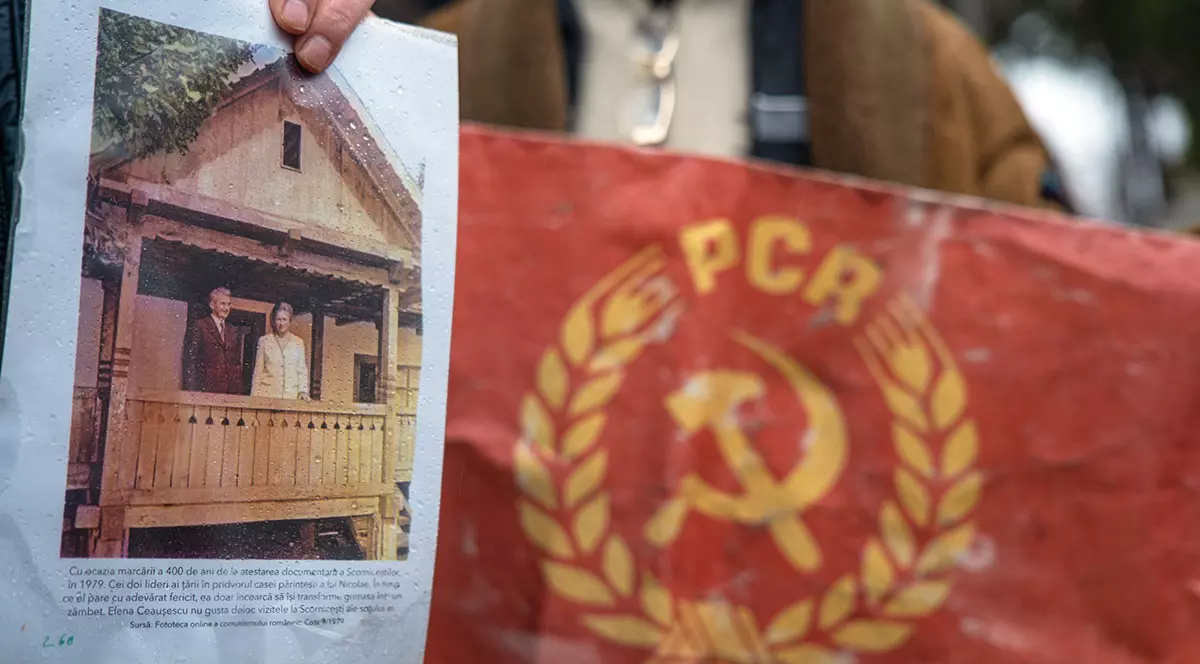 Mai multi simpatizanti ai fostului dictator comunist Nicolae Ceausescu îl comemorează la 35 de ani de la moartea sa la cimitirul civil Ghencea, miercuri 25 decembrie 2024. Inquam Photos / Tudor Pană