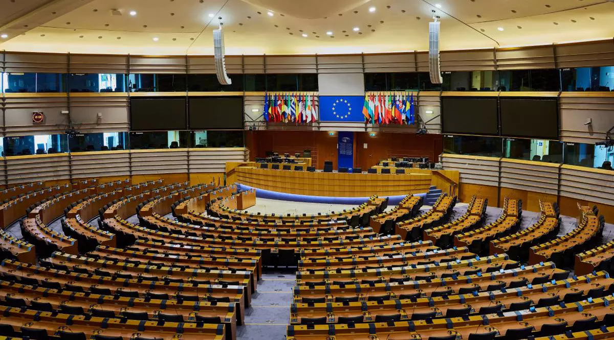 Sediul Comisiei Europene de la Bruxelles, în timp ce sala este goală