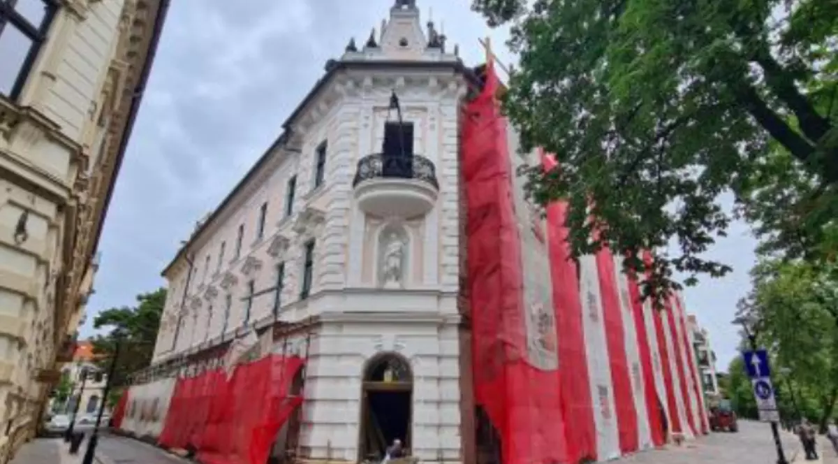 Complexul Rimanóczy din Oradea în jurul căruia se observă schele și pânze roșii
