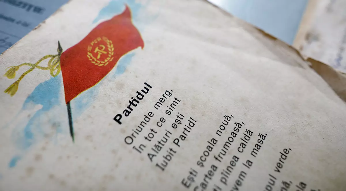 Un steag al Partidului Comunist Român și o poezie naționalistă într-un manual școlar vechi pentru copii