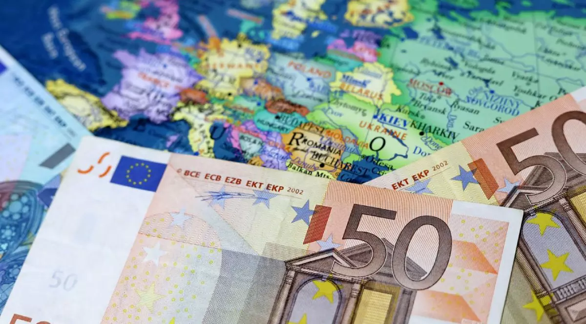 Bancnote euro pe harta Europei. Conceptul de zonă euro, economia europeană