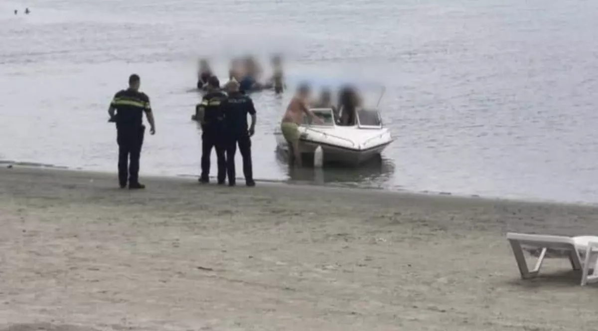 trei polițiști înconjorară o ambarcațiune de tip ski-jet pe malul unei plaje din Giurgiu, 19 iulie 2025
