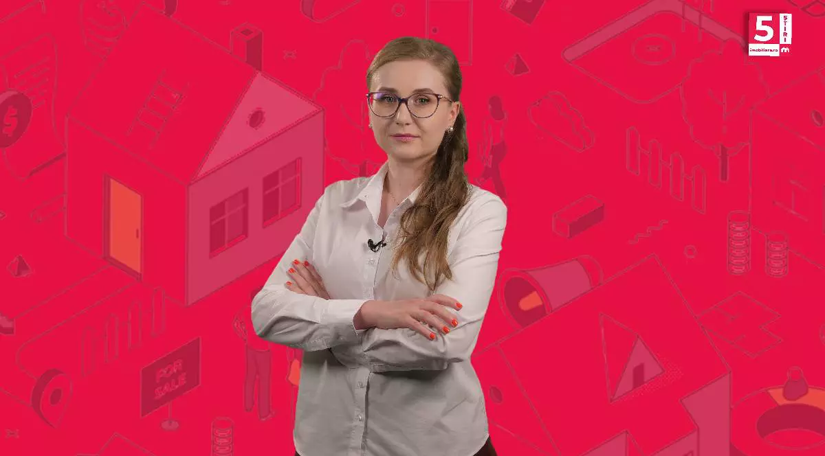 Corina Vârlan, gazda rubricii 5 știri Imobiliare.ro, poartă o cămașă albă și e așezată pe un fundal roșu