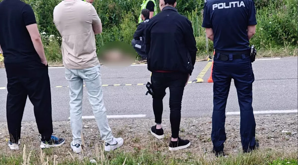 Trei tineri și un polițist, fotografiați cu spatele, în timp ce alți polițiști verifică un corp găsit pe marginea drumului