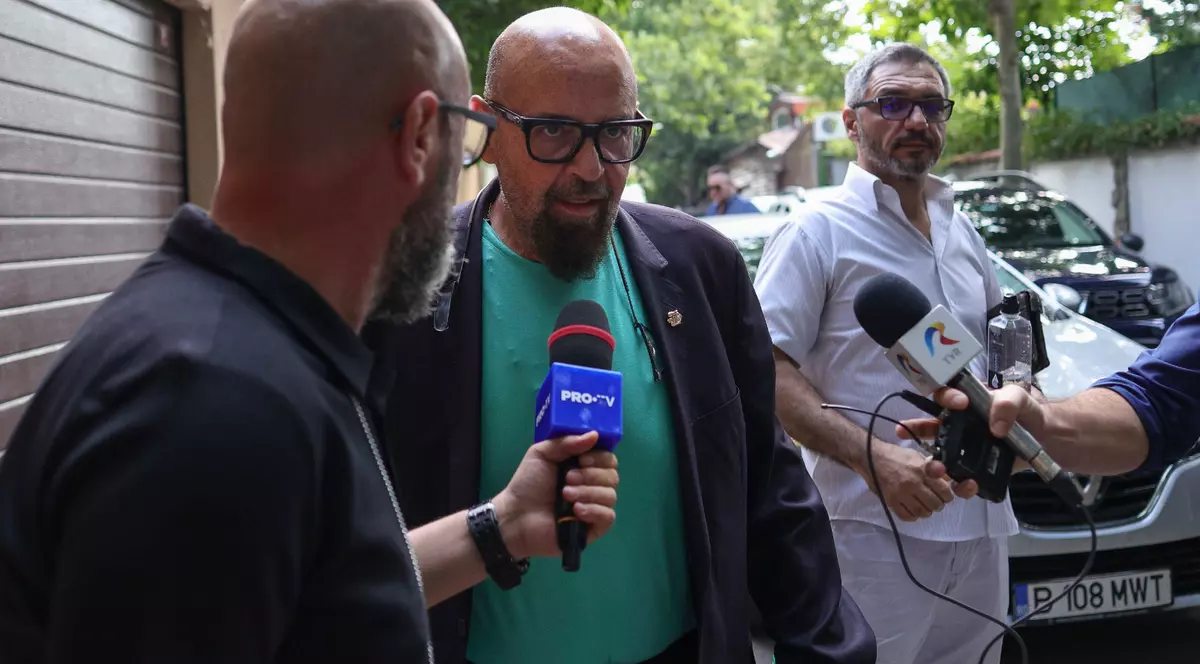 Cristian Popescu Piedone surprins în timp ce vorbește cu un reporter al ProTV