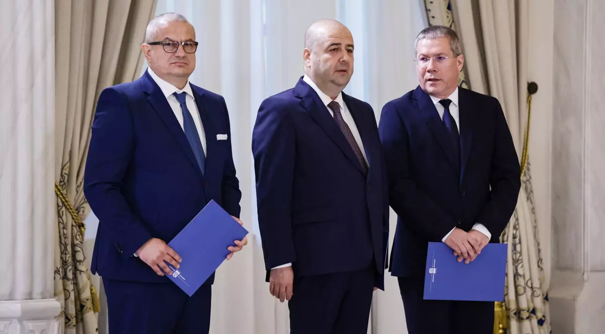 De la stânga la dreapta: Csaba Asztalos, Mihai Busuioc și Dacian Dragoş, cei trei noi judecători ai CCR care au depus jurământul în fața lui Nicușor Dan