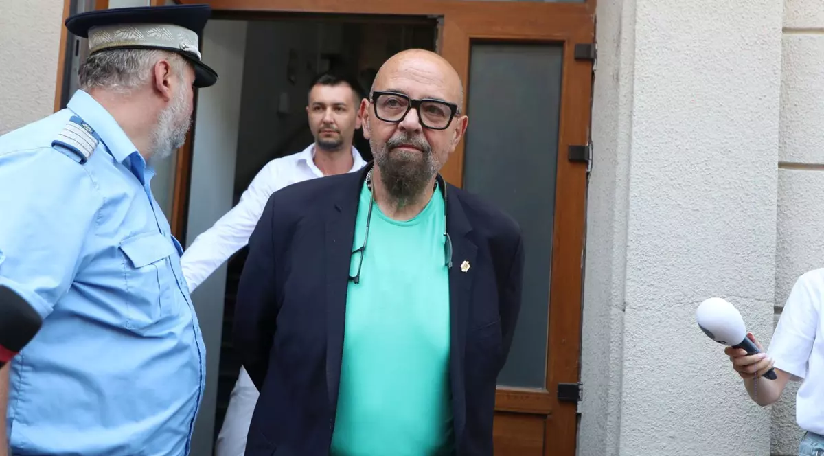 Momentul în care Cristian Popescu Piedone, seful ANPC, paraseste sediul DNA, după audieri