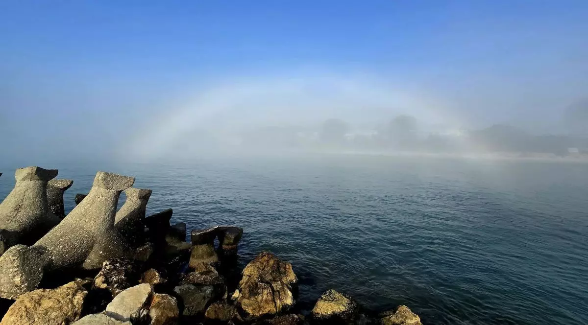 Un curcubeu alb se profilează deasupra mării, în zona digului de la Mangalia, iulie 2025