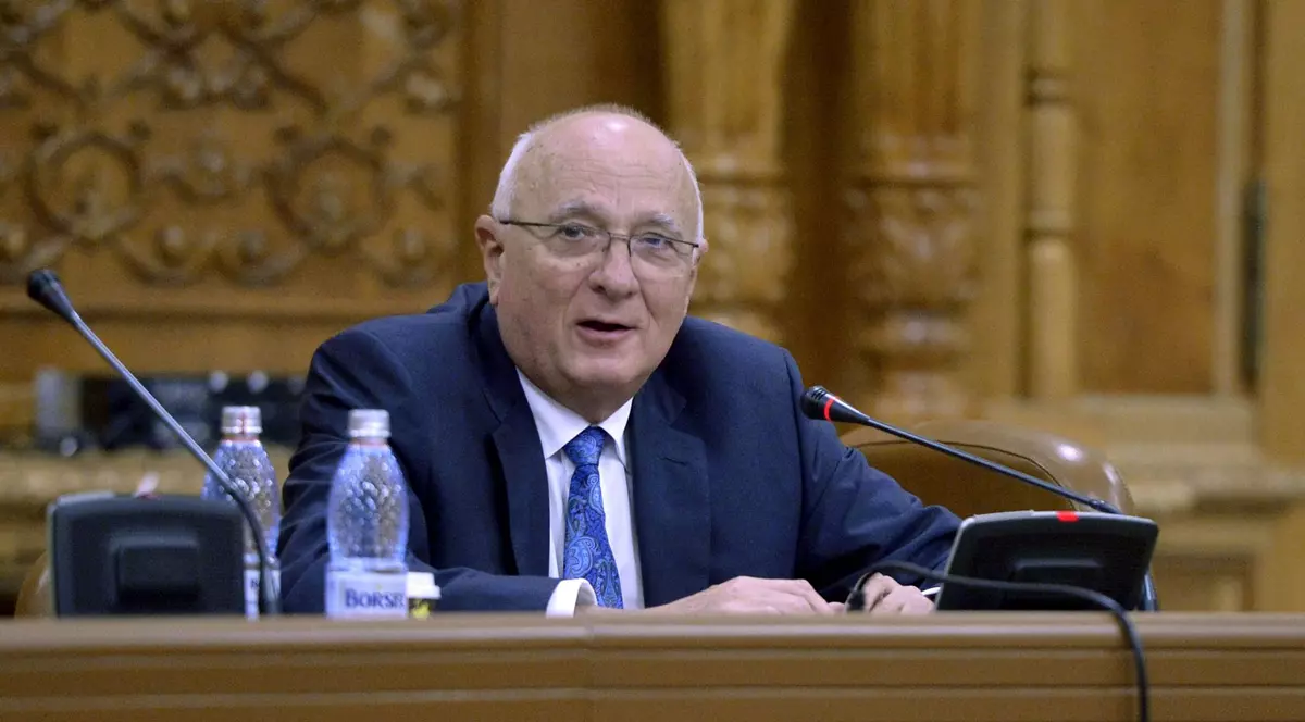 Dan Radu Rușanu surprins în timp ce vorbește la Parlament, în iunie 2017. Poartă un sacou albastru închis, o cravată albastră și o cămașă albă