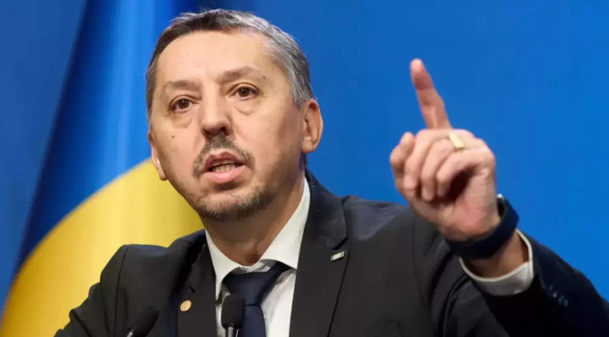 Daniel David în timp ce susține un discurs
