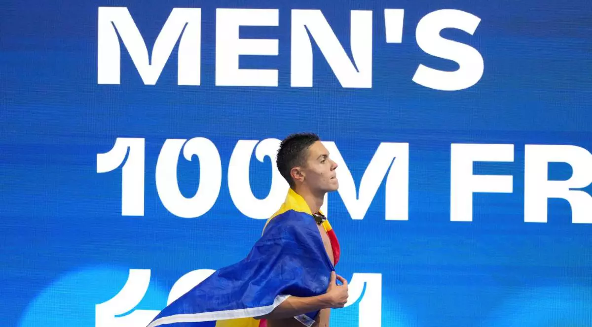 David Popovici a câștigat aurul la 100 de metri la Singapore, campionul a mers spre podium cu steagul României pe umeri
